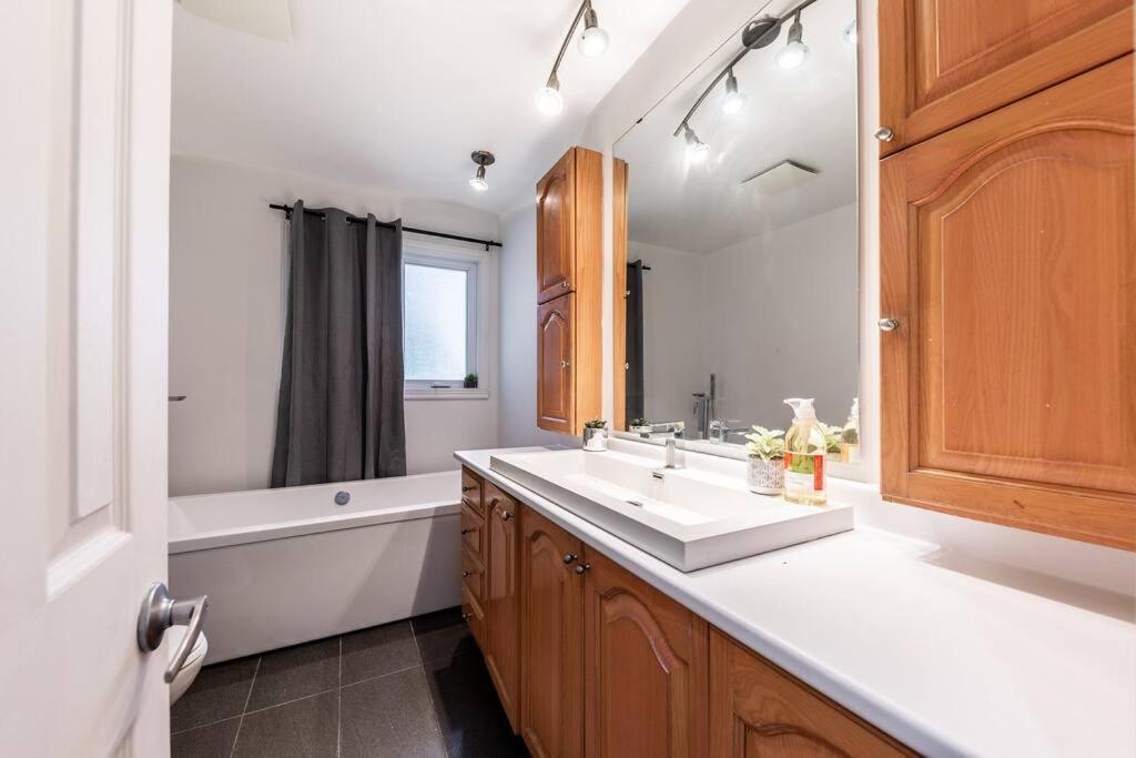 Spacious 4Br House Close To Dt Apartman Brossard Kültér fotó